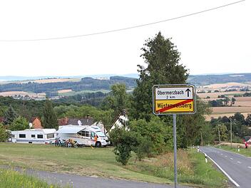 In luftiger Höhe über dem Itzgrund gelegen, bietet der Campingplatz "Rückertklause" idyllische Ruhe und einen herrlichen Weitblick. Fotos: Eckehard Kiesewetter