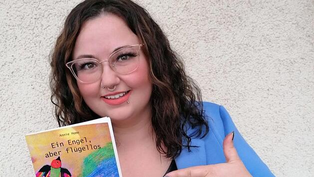 Die Kronacherin Anna-Lena Heim mit ihrem Buch "Ein Engel, aber fl&uuml;gellos".privat