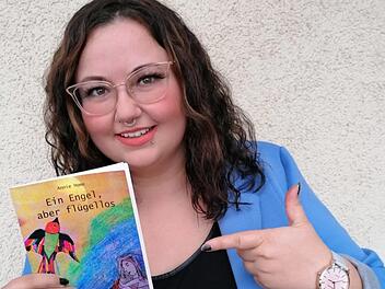 Die Kronacherin Anna-Lena Heim mit ihrem Buch "Ein Engel, aber flügellos".privat