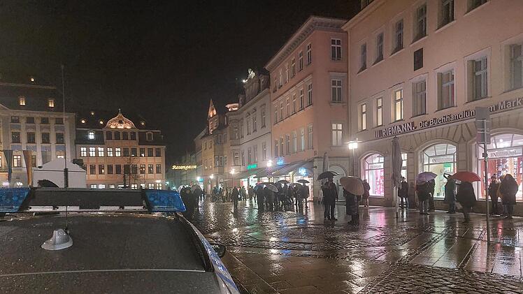 Gut 700 Demonstranten bahnten sich am Montag erneut ihren Weg durch die Innenstadt, legten zwischenzeitlich den Verkehr lahm.