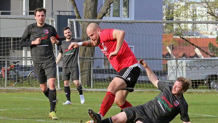Aggressiv und zweikampfstark will Martin Halbig seine Fuchsstädter sehen. So wie Dennis Schmidt (rechts) gegen FT-Kicker Marcel Hölderle. Foto: Steffen Krapf