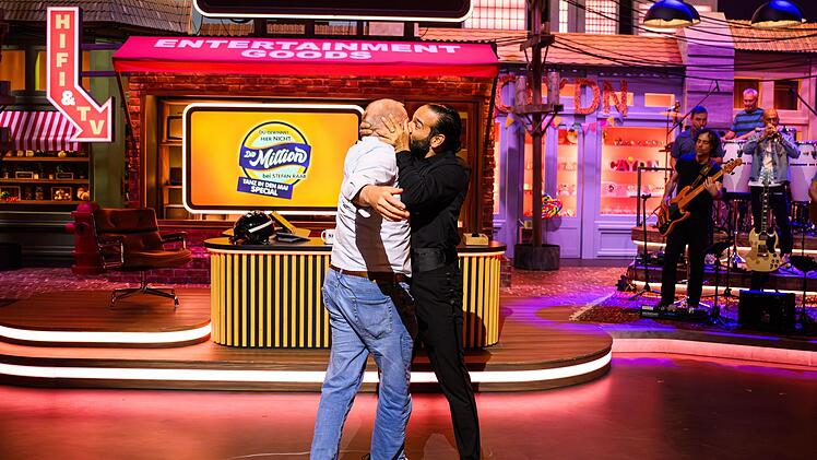 Das kam überraschend: Massimo Sinató knutschte plötzlich Stefan Raab ab.