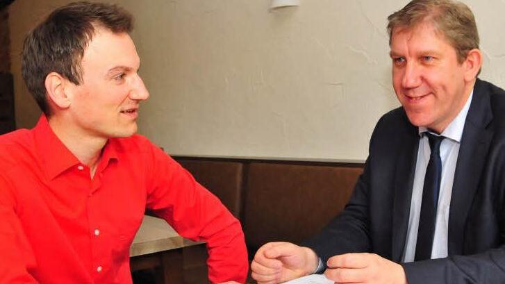 SPD-Unterbezirksvorsitzender Simon Moritz (links) und der Bamberger Bundestagsabgeordnete Andreas Schwarz rechnen damit, dass die Bundestagswahlkreise in Oberfranken nach 2017 neu zugeschnitten werden. Foto: Stephan Herbert Fuchs