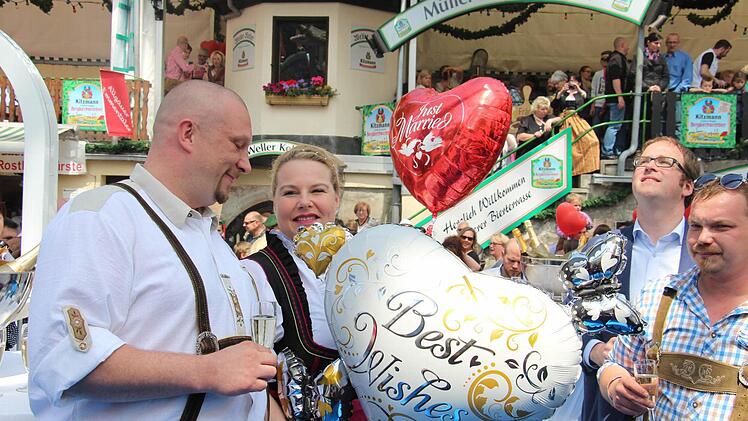 Hochzeit auf der Bergkerwa: Christian Stenz und Daniela Doppel aus Erlangen heirateten auf der Bergkirchweih 2015 Foto: Christian Bauriedel