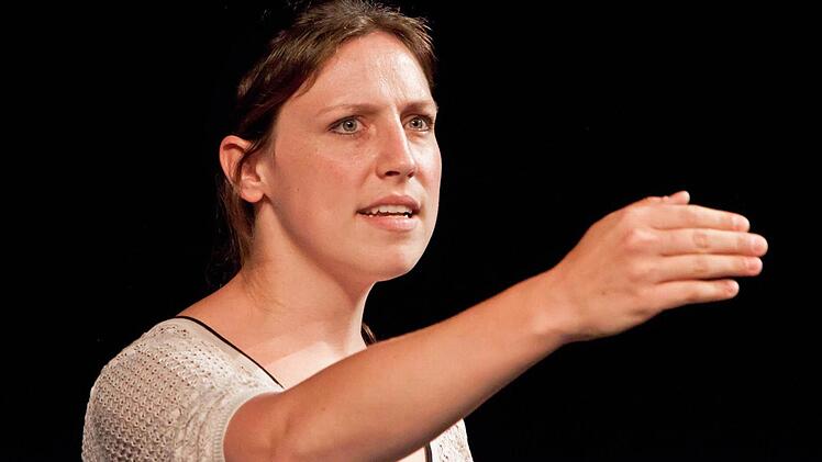 Theaterpädagogin Luca Pauer moderierte den Vormittag in der Reithalle.Foto: Jochen Berger