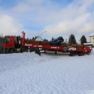 Lkw rutscht in Böschung