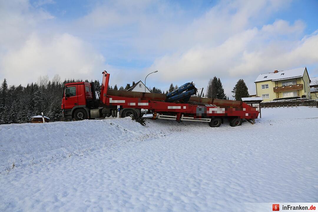 Lkw rutscht in Böschung