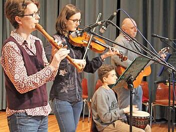 Die musizierende Familie Günther aus Stadtsteinach begeisterte bei der Seniorenweihnacht als Gruppe Cantabene: Karin Günther, Nora Günther, Sean Felix Günther und Siegfried Günther Foto: Sonja Adam