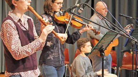 Die musizierende Familie Günther aus Stadtsteinach begeisterte bei der Seniorenweihnacht als Gruppe Cantabene: Karin Günther, Nora Günther, Sean Felix Günther und Siegfried Günther Foto: Sonja Adam