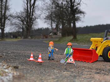Der Weg zum Katzenbacher Friedhof ist in schlechtem Zustand. Löcher und Risse befinden sich im Teer, bei denen unter anderem der Schotter vom Unterbau durchkommt. Zudem läuft bei Starkregen das Wasser über den Weg, schwemmt vom benachbarten Acker Erde an. Fotos: Kathrin Kupka-Hahn