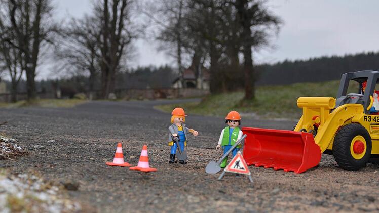 Der Weg zum Katzenbacher Friedhof ist in schlechtem Zustand. Löcher und Risse befinden sich im Teer, bei denen unter anderem der Schotter vom Unterbau durchkommt. Zudem läuft bei Starkregen das Wasser über den Weg, schwemmt vom benachbarten Acker Erde an. Fotos: Kathrin Kupka-Hahn