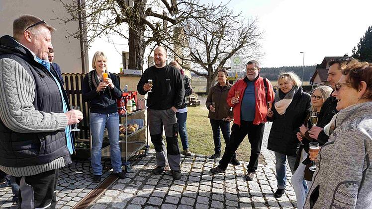 Stefan Leipold bedankt sich bei den Helferinnen und Helfern