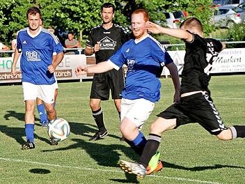 Der Dürrfelder Lukas Keßler (Zweiter von rechts) kann den Schuss des Traustadters Alexander Donath nicht mehr verhindern. Foto: Günther Geiling