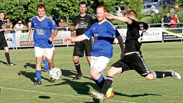 Der Dürrfelder Lukas Keßler (Zweiter von rechts) kann den Schuss des Traustadters Alexander Donath nicht mehr verhindern. Foto: Günther Geiling