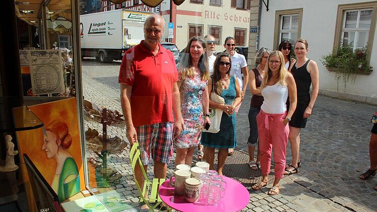 An den Bildern aus der Kunstschule startete vor Helgas Schuhladen  der Rundgang mit Bürgermeister Brehm und den Geschäftsleuten.   Foto: Andreas Dorsch