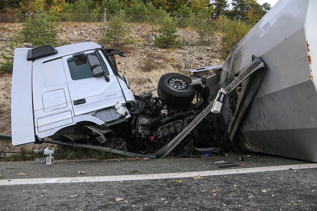 Gegen Felswand gekracht und aus Fahrzeug geschleudert