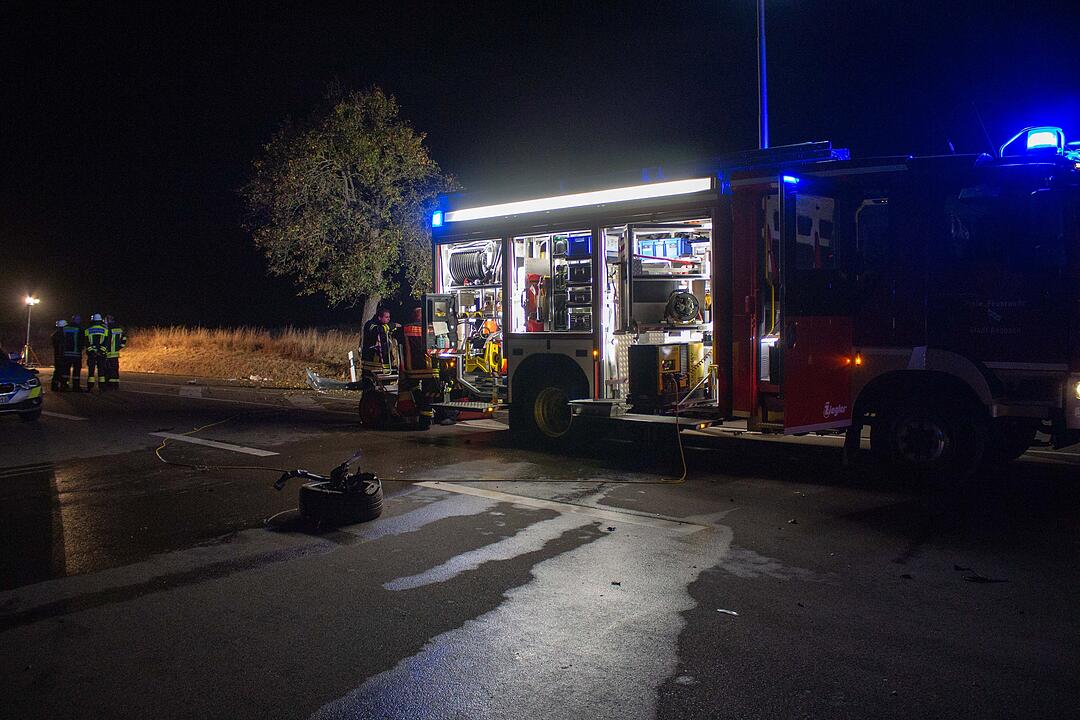 Tödlicher Unfall im Kreis Ansbach: Junge Autofahrerin prallt gegen Baum und stirbt - Auto geht in Flammen auf