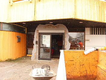 Im Hallenbad laufen die Ausräumarbeiten ungeachtet des angelaufenen Bürgerbegehrens, das den Abriss doch noch verhindern will. Der Abbruch des Bades soll 2019 ein Eckpfeiler des städtischen Haushalts sein.  Heike Beudert