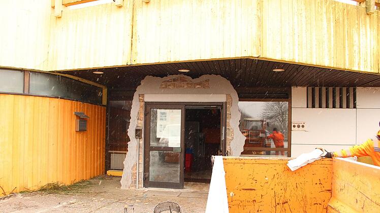 Im Hallenbad laufen die Ausräumarbeiten ungeachtet des angelaufenen Bürgerbegehrens, das den Abriss doch noch verhindern will. Der Abbruch des Bades soll 2019 ein Eckpfeiler des städtischen Haushalts sein.  Heike Beudert