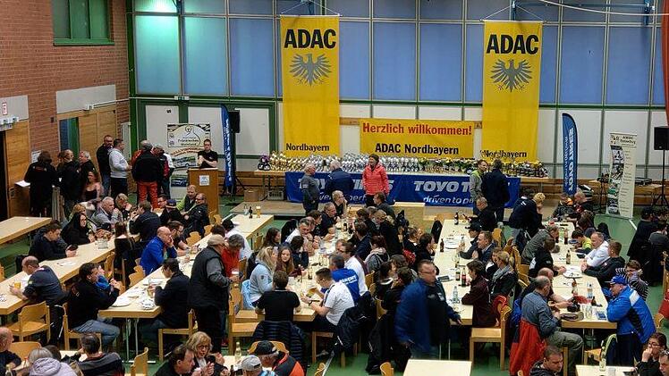 Die Schwedenberghalle und das dortige Sportgelände eignen sich hervorragend als Rallye-Zentrum. Die Bedingungen sind dort bestens.