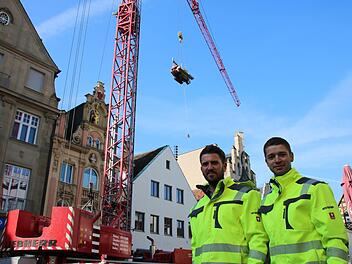 Julian Hergenröther und Julian Klöffel vom Tiefbau koordinierten die spektakuläre Aktion. Foto: Ralf Ruppert
