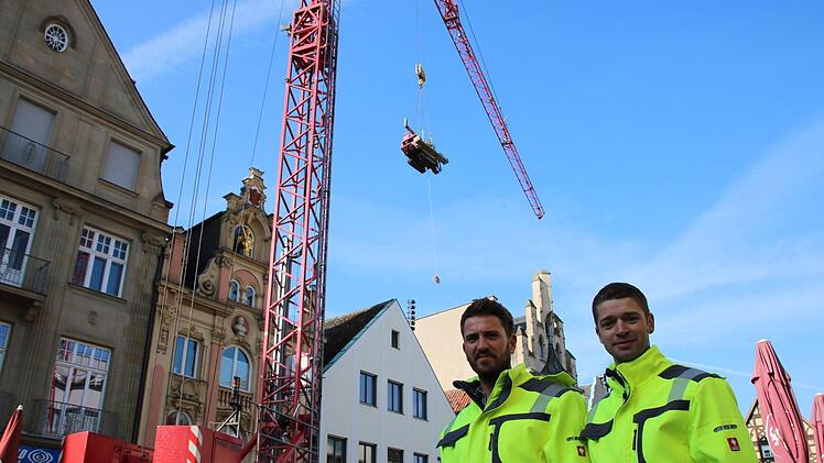 Julian Hergenröther und Julian Klöffel vom Tiefbau koordinierten die spektakuläre Aktion. Foto: Ralf Ruppert
