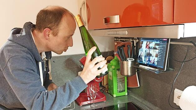 Schulleiter Bertram Unger lie&szlig; sich per Videokonferenz anleiten, die Instruktionen gab es auf Franz&ouml;sisch.