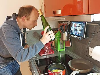 Schulleiter Bertram Unger ließ sich per Videokonferenz anleiten, die Instruktionen gab es auf Französisch.