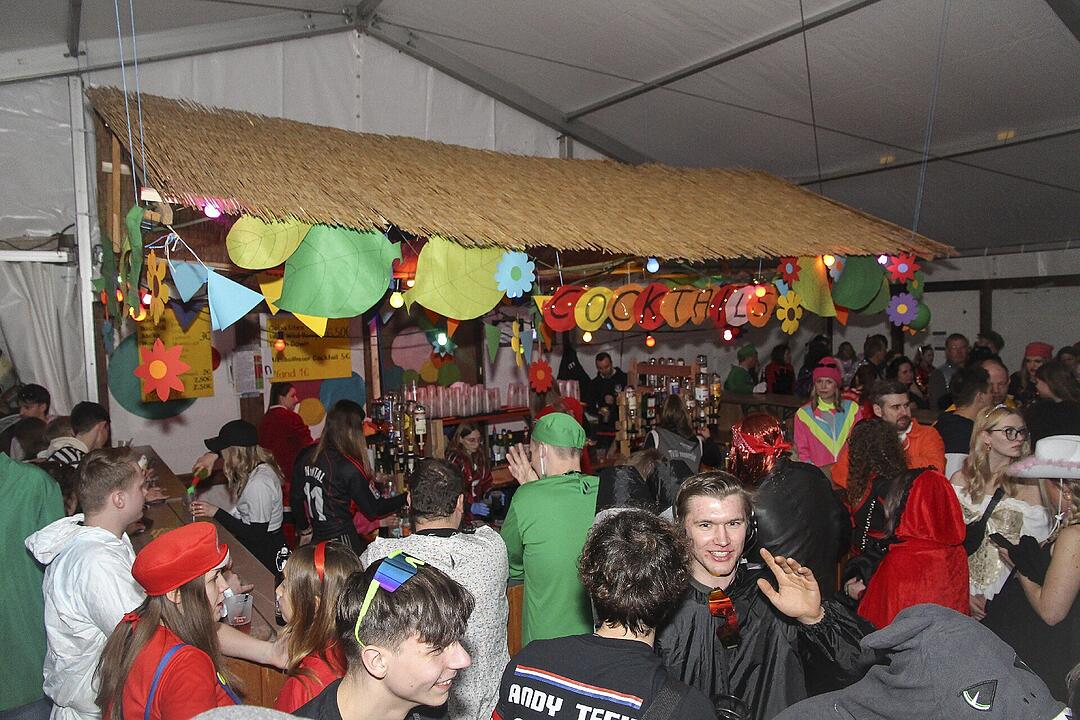 Super Stimmung beim Meeder Zeltfasching 2025!