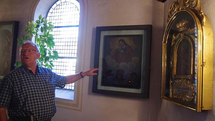 Das Maria-Hülff-Bild hängt in der Taufkapelle des neuen Kirchenbaus in Rothenkirchen, daneben das Votivbild des Johann Pfadenhauer aus dem Jahr 1773.