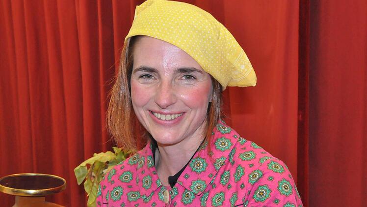 Birgit Warmuth als Putzfrau.