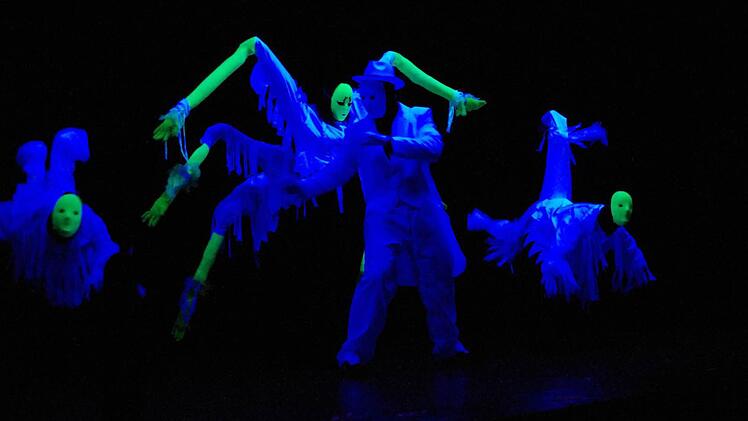 BSCHT: Mit einem selbst produzierten Schwarzlichtspiel (Symbolfoto) bereichert das Junge Theater das ZirkArt-Festival. BSCHT befasst sich seit 2005 leidenschaftlich mit dieser Form und präsentiert ein Potpourri der Zirkuskünste im Erlebnismuseum Rote Mauer.