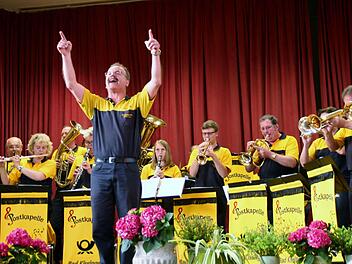 Stefan Matthes hat die Postkapelle beim Gemeinschaftskonzert von den Waldfensterer Musikanten und Postkapelle in der Mehrzweckhalle Oberthulba dirigiert. Das Publikum durfte immer wieder mit einstimmen.  Foto: Werner Vogel