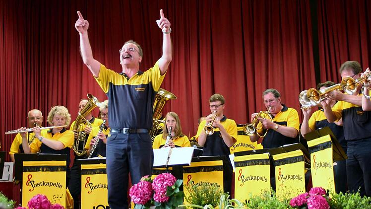 Stefan Matthes hat die Postkapelle beim Gemeinschaftskonzert von den Waldfensterer Musikanten und Postkapelle in der Mehrzweckhalle Oberthulba dirigiert. Das Publikum durfte immer wieder mit einstimmen.  Foto: Werner Vogel
