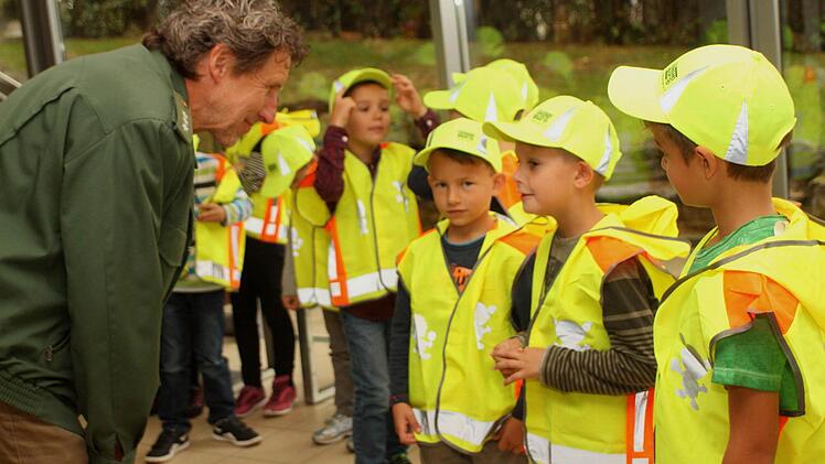 Die ABC-Schützen versprachen hier Verkehrspolizist Manfred Stühler (links), ihre Sicherheitswesten auch regelmäßig zu tragen.  Foto: Sabine Weinbeer