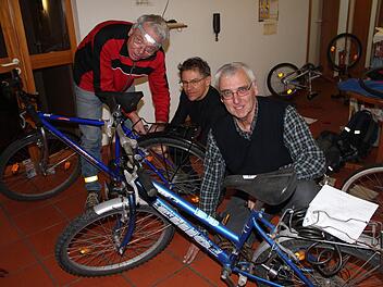 Bei der Caritas bringen Konrad Möhlenkamp, Roland Hans und Gerhard Krahl die gespendeten Räder wieder in Schuss. Foto: Michael Memmel