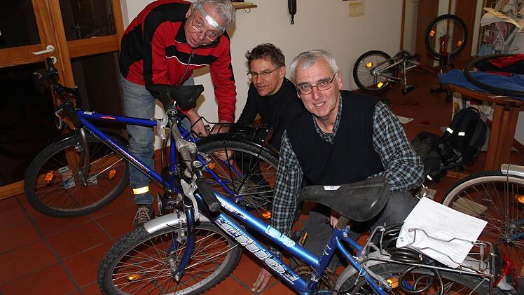 Bei der Caritas bringen Konrad Möhlenkamp, Roland Hans und Gerhard Krahl die gespendeten Räder wieder in Schuss. Foto: Michael Memmel