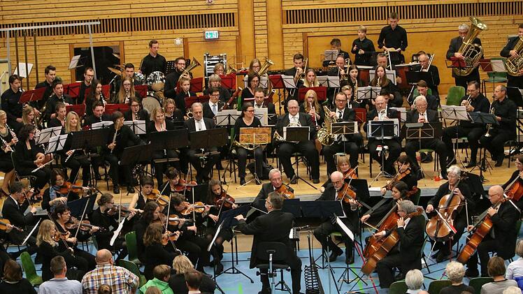 Impresionen vom Sinfoniekonzert in der Franz Goebel Halle Rödental mit dem Jugendorchester Rödental und dem Orchester der Musikfreunde NeustadtFoto: Jochen Berger