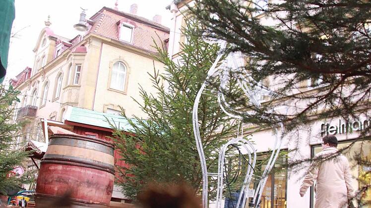 Der neue Abschnitt des Weihnachtsmarktes ist aufgebaut. 30 Kubikmeter Hackschnitzel wurden für den "Winterwald" aufgeschüttet. Florian Griebel, der Betreiber, freut sich schon vor der Eröffnung über positive Reaktionen auf das neue Areal. Derweil sorgt der Rettungsweg für Diskussionen. Foto: Carmen Schmitt