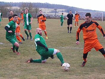 Ausgetanzt: Schondras Florian Heller (rechts) umkurvt den Schönderlinger Daniel Dorn. Foto: Sebastian Schmitt