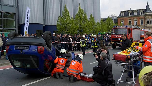 Publikumsmagnet am ersten Tag des Sternfahrtwochenendes: Schau&uuml;bungen der Rettungskr&auml;fte von Feuerwehr, BRK und Polizei . Nachgestellt werden zwei verschiedene Unfallszenarien mit Bergung der Verletzten. Foto: Dagmar Besand