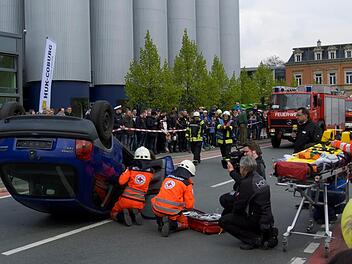 Publikumsmagnet am ersten Tag des Sternfahrtwochenendes: Schauübungen der Rettungskräfte von Feuerwehr, BRK und Polizei . Nachgestellt werden zwei verschiedene Unfallszenarien mit Bergung der Verletzten. Foto: Dagmar Besand