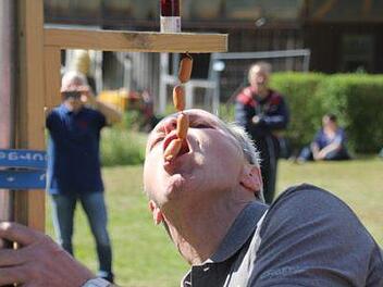 Würstchenschnappen nur mit dem Mund ist ein "hartes Brot". Foto: Helmut Will