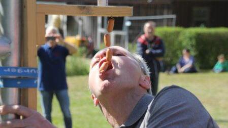 Würstchenschnappen nur mit dem Mund ist ein "hartes Brot". Foto: Helmut Will