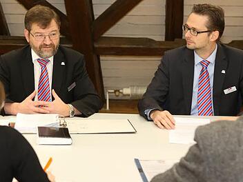 Der VR-Vorstandsvorsitzende Wolfgang Haller (links) verkündete bei der Vorstellung der Jahresbilanz, dass er 2019 in Rente geht. Stefan Benecke (Mitglied der Geschäftsleitung und Prokurist) wird deshalb zum 1. Juni in den Bankvorstand berufen. Foto: Barbara Herbst/Archiv