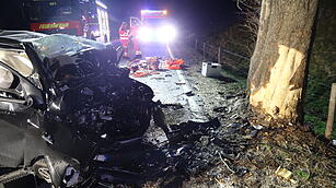 19-Jähriger aus dem Landkreis Fürth prallt mit Auto gegen Baum und stirbt