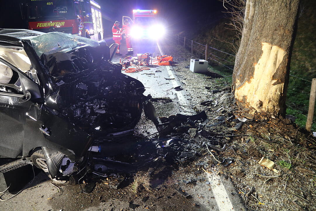 19-Jähriger aus dem Landkreis Fürth prallt mit Auto gegen Baum und stirbt