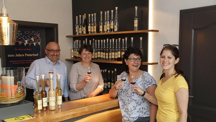 Gerhard und Anni Reichold mit Elke aus Heidelberg und Sabine aus Arosa/Schweiz beim Testen Foto: Franz Galster