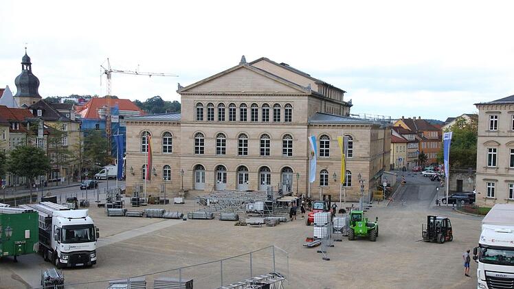 Neben der Bühne müssen auch Absperrungen aufgebaut werden, die bald den ganzen Schlossplatz einzäunen werden. Insgesamt arbeiten 16 Personen am Aufbau.Foto: Svenja Sollmann