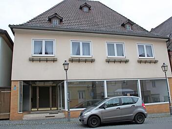 Dieses Wohn- und Geschäftshaus am Marktplatz zählt zu den Baudenkmalen Altenkunstadts. Eigentümer Werner Fiedler will das aus dem 18. Jahrhundert stammende Gebäude mit seinem markanten Walmdach in ein reines Wohnhaus mit fünf Mietwohnungen verwandeln. Foto: Stephan Stöckel
